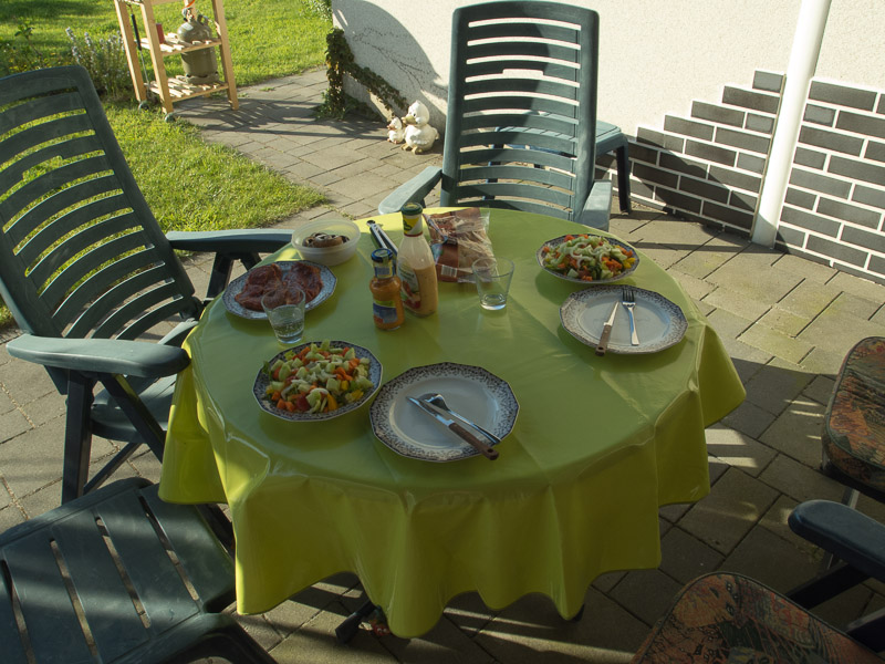 Gedeckter Tisch auf der Terrasse