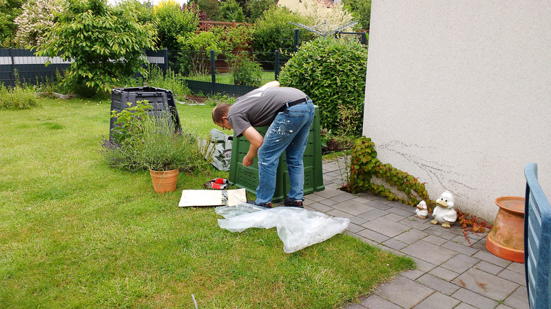 Stefan studiert die Anleitung