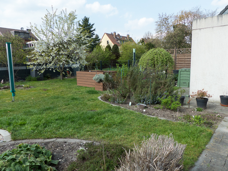 Blick von der Terrasse übern den Garten zur rechten Seite